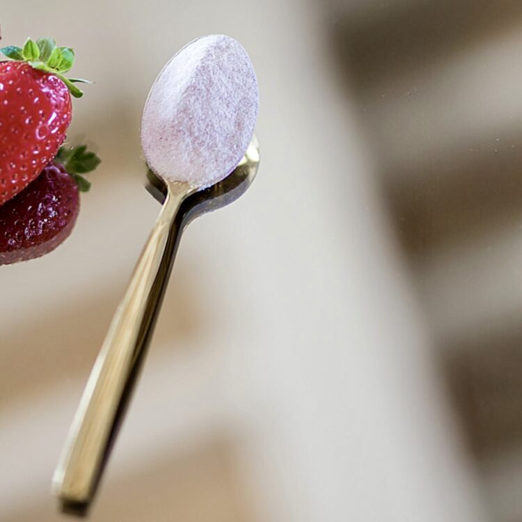 integratore alimentare Mirac a base di collagene marino, acido ialuronico, vitamina C, zinco e biotina. Gusto fragola. I benefici: riduce le rughe, rende la pelle elastica e idratata, rinforza le unghie e i capelli, rigenera le articolazioni.